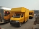 Farbenfrohe mobile Lebensmittelverkaufswagen Lebensmittelanhänger mit Kochgerät