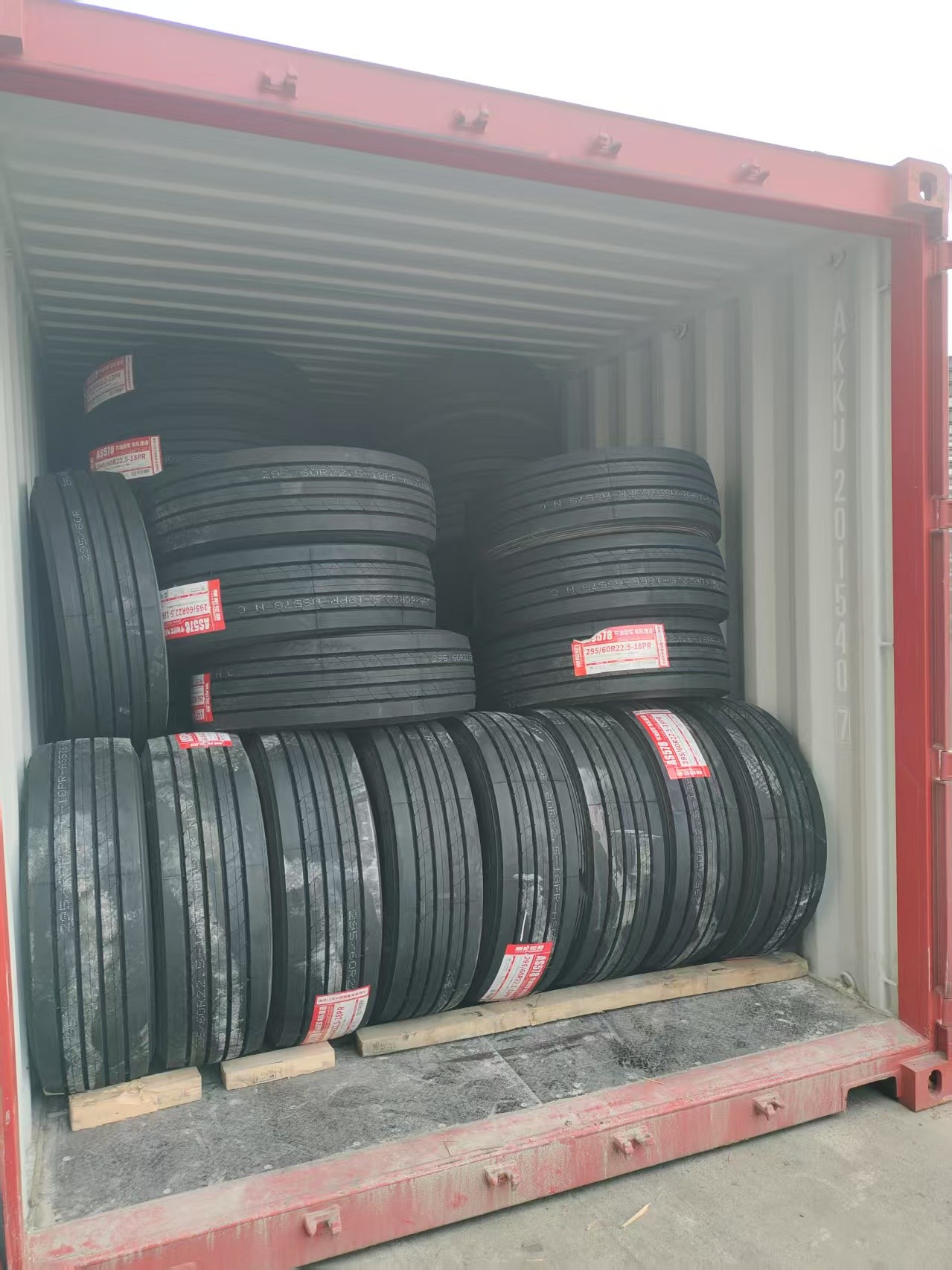Aktueller Firmenfall über Premiumreifen der Marke Chaoyang 295/60R22,5 für den Mittel- und Fernverkehr auf Autobahnen mit Ausfuhr nach Europa