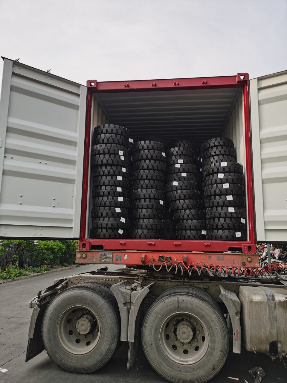 Aktueller Firmenfall über Autolaker unterstützt MHE bei der Wartung der Lebensmittelindustrie mit hochwertigen Forklift-Festreifen und pneumatischen Reifen