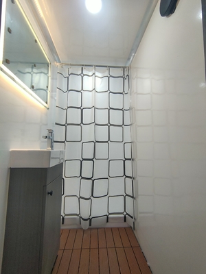 4 Stationen Dusche Toilettenanhänger Bad Außen moderner Toilettenanhänger Hersteller