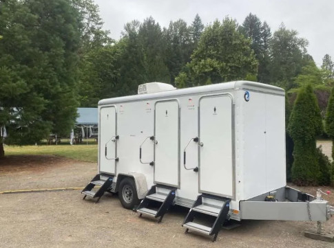 Portable 3 Station Dusche Toilettenanhänger kundenspezifisch Mobil Outdoor Modern Toilettenanhänger Hersteller