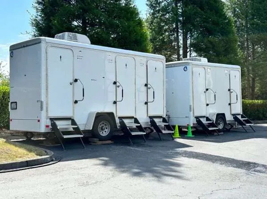 5 Stationen Dusche kundenspezifischer Mobiltoilettenanhänger Außen