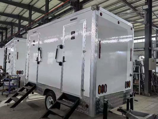 Mobile Toilettenauflieger mit 2 Bädern für Camping