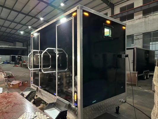 Mobile Toilettenauflieger mit 2 Bädern für Camping