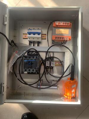 Maßgeschneiderte Reifenauf-/Abbau-Maschine 500 Tonnen Maschinenaufdruckmaschine 11 kW 480 V mit CHINT-Transformatoren, Brechern und Kontaktern